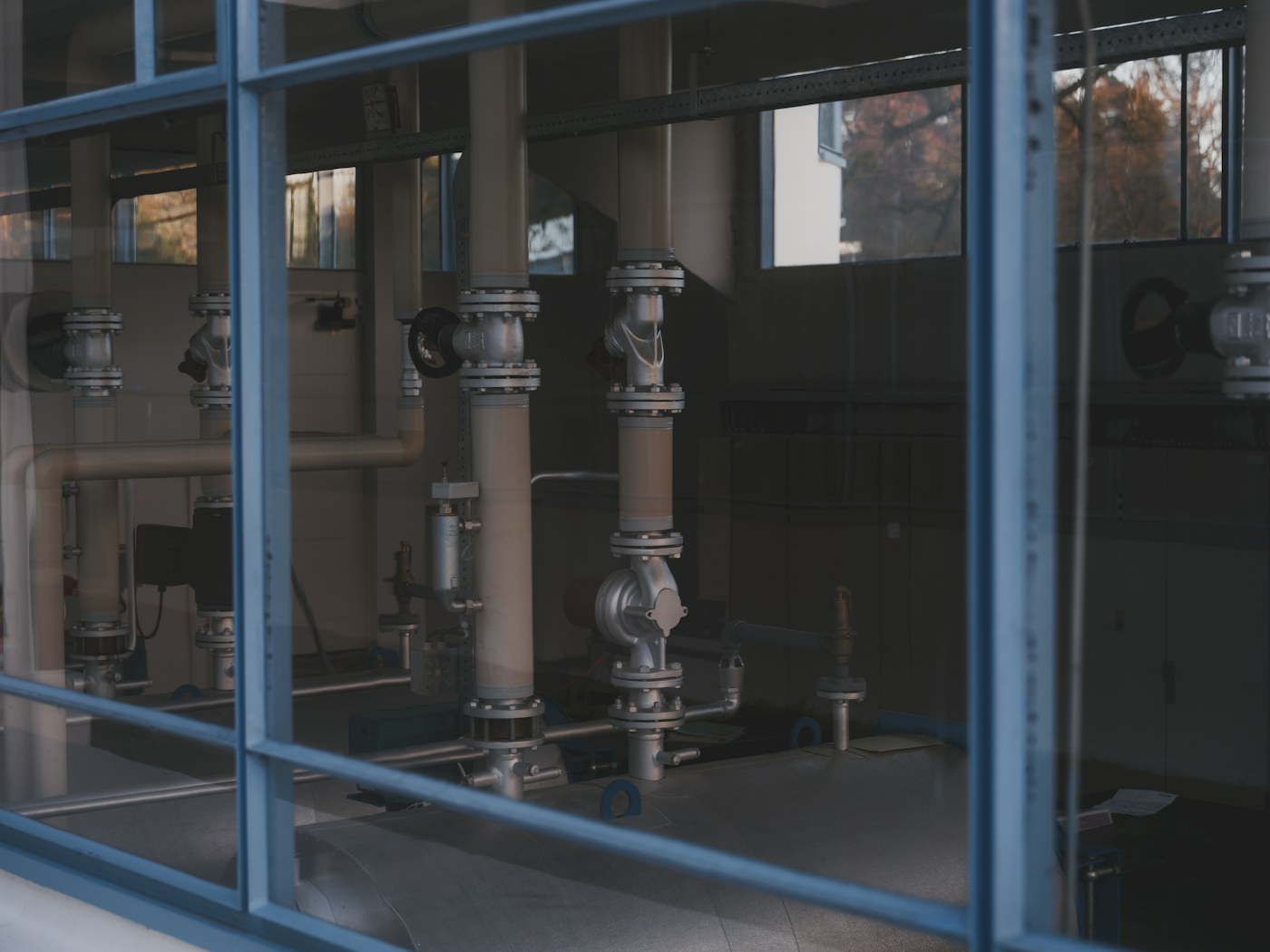 Tubulações e equipamentos em uma instalação industrial