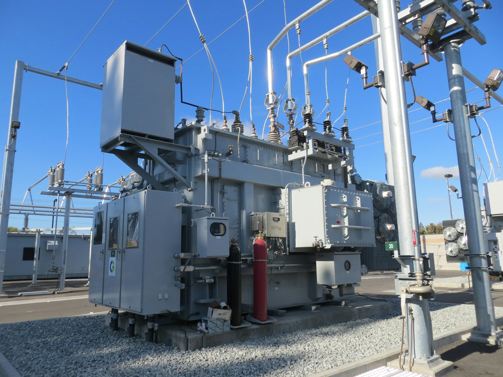 Transformador de potência instalado em uma subestação elétrica