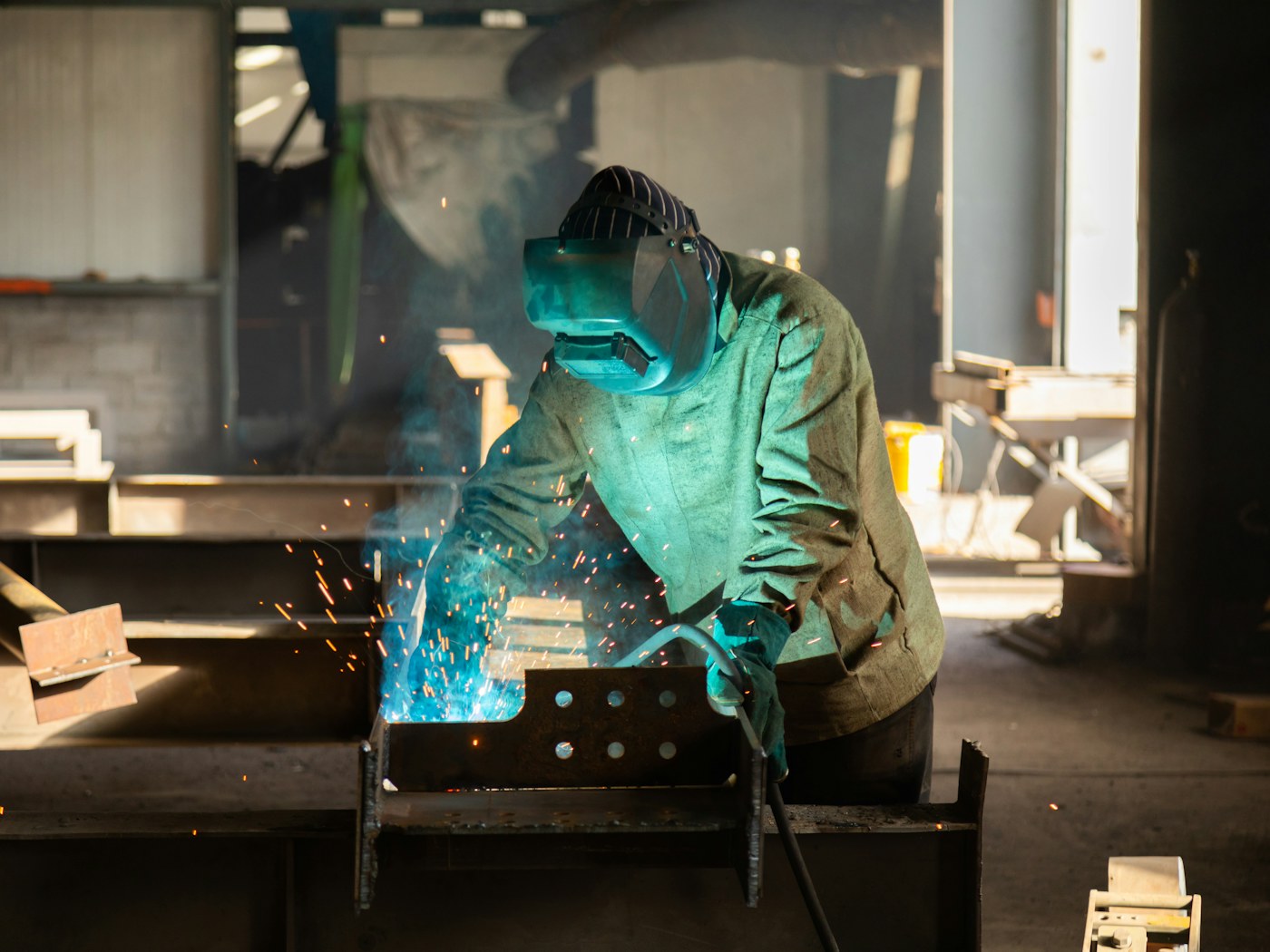 Profissional executando serviço de fabricação industrial
